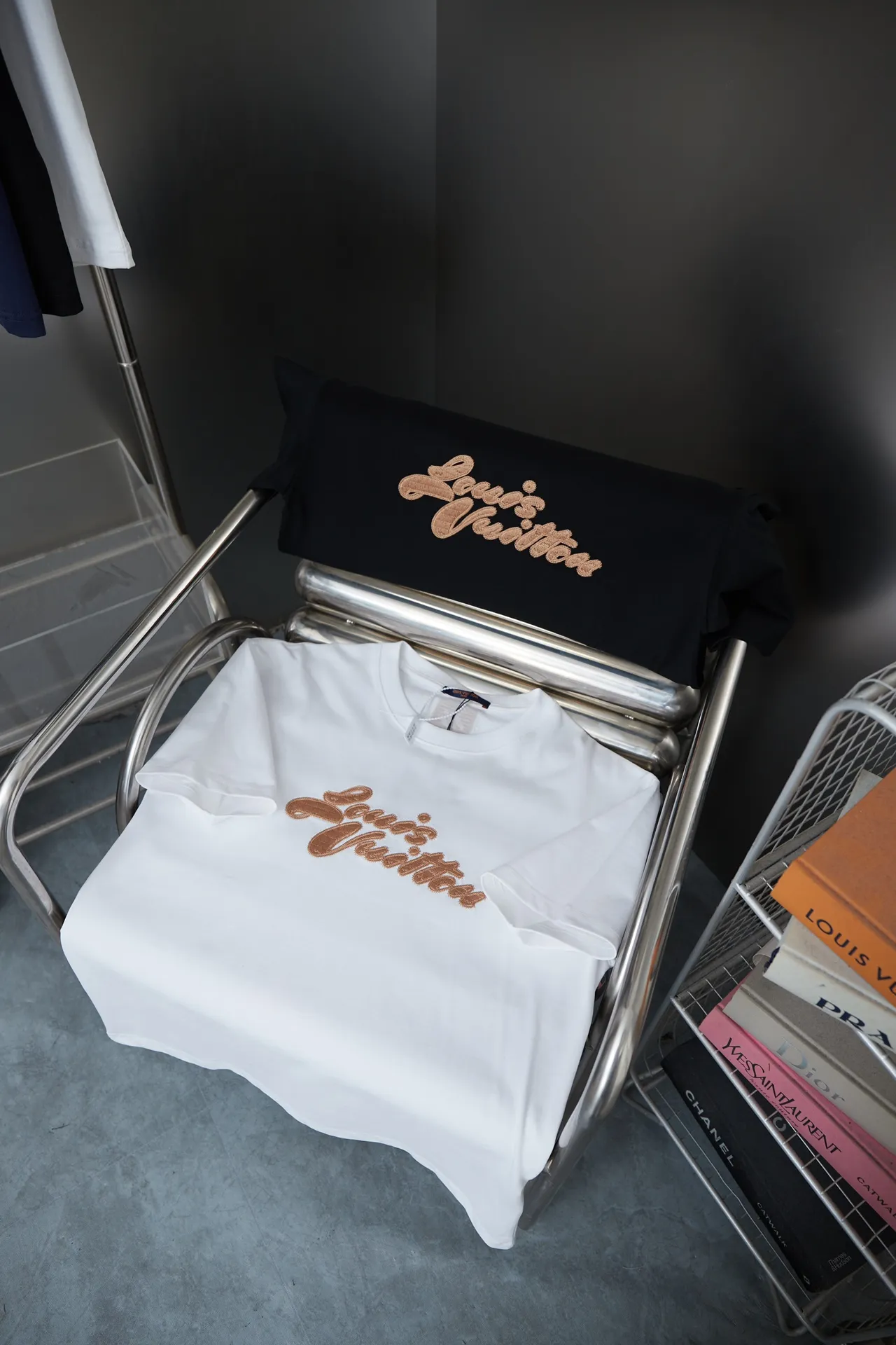 🅿️180 Louis LV 25ss new early spring short-sleeved LV letter logo embroidered short-sleeved light luxury essential item for daily commuting for men and women Correct version Welcome to compare Detailed features · Gold thread embroidery chapter technology is combined, interweaving metal threads with other silk threads · Double-needle stitching cross-stitch technology · Original main mark washed tag brand moisture-proof paper packaging Color: black/white Size: S/M/L/XL